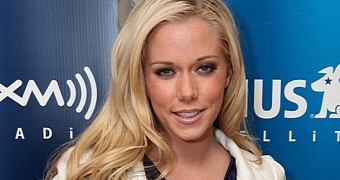 Kendra Wilkinson Is Paranoid, Thinks Friends Are Ratting on Her to the Media
