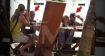 Kendra Wilkinson and Hank Baskett Caught Vacationing Together, Divorce Is a Sham – Photo