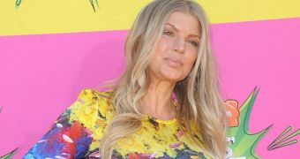 Fergie shows off her baby bump at the Kids’ Choice Awards 2013
