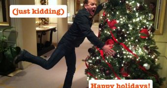 Kiefer Sutherland Tackles Christmas Tree in Holiday 'Card' for Fans