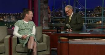 Actor Kiefer Sutherland makes a dashing appearance on David Letterman in green dress and combat boots