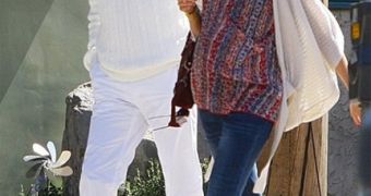 Pregnant Kimberly Stewart takes a stroll with dad Rod Stewart