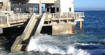 King tides hit the Californian coast