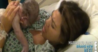 Kourtney Kardashian Pulls Daughter Out at Birth, Allows Cameras In – Video