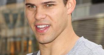 Kris Humphries tells the FBI his girlfriend of a few months tried to extort him, provides evidence