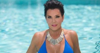 Kris Jenner shocks her daughter with a revealing photo shoot in the pool