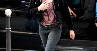 Kristen Stewart Emerges After Cheating Scandal – Photos