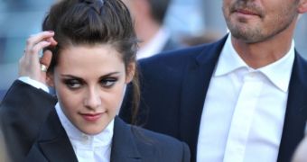 Kristen Stewart and Rupert Sanders are still in communication even though she’s back with Robert Pattinson