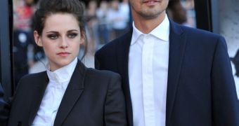 Kristen Stewart and Rupert Sanders on the red carpet at the “Snow White and the Huntsman” premiere