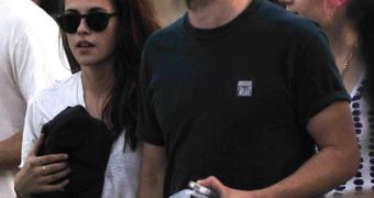 Kristen Stewart and Robert Pattinson are just friends, not getting back together