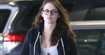 Kristen Stewart is itching to work with her idol Demi Moore, claims new report