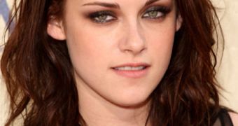 Industry insiders say Kristen Stewart endangered her career by issuing a public apology for cheating on Robert Pattinson