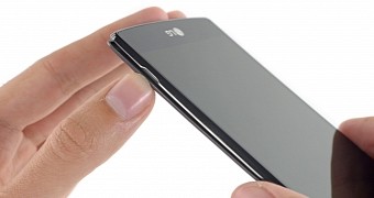 LG G4's back cover can be removed without any tools
