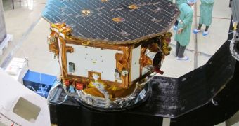 LISA Pathfinder with scientists in the clean room test environment