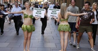 Ladies Wearing Lettuce Encourage People to Become Vegans, Fight Obesity