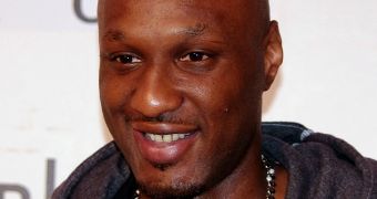 Lamar Odom gets into altercation with paparazzo, trashes his gear and then drives away with it