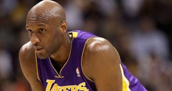 Lamar Odom manages to get back into the NBA by signing with the New York Knicks