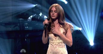 Lana Del Rey Performs on SNL, Bombs