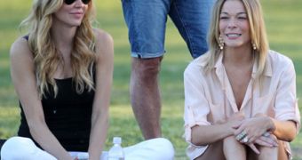 Brandi Glanville and LeAnn Rimes play nice at kids' soccer game