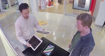 Lenovo Breaks Yoga 3 Laptops in Half, Accuses Shoppers of Doing It – Video