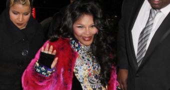 A pregnant Lil Kim announces she’s expecting in February, by showing up on the red carpet at major fashion event