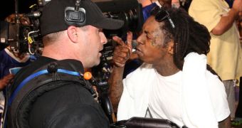 Lil Wayne Gets into Fight with Cameraman at Super Bowl 2013 – Video