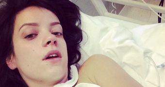 Lily Allen is hospitalized with severe poisoning, she still has the time to update her fans on Twitter