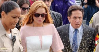 Lindsay Lohan Gets Glitter Bombed on Her Way to Court – Video