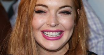 Lindsay Lohan is reportedly being an unprofessional mess on the set of “Scary Movie 5,” even Charlie Sheen is concerned