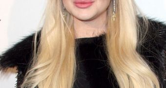 Lindsay Lohan Steps Out with Deformed Lips