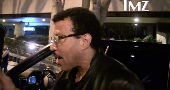 Lionel Richie laughs away rumors that he’s Khloe Kardashian’s real father