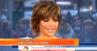 Lisa Rinna Talks Lip Trouble on The Today – Video