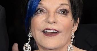 Liza minnelli injures her back while walking her dogs, is going to need surgery