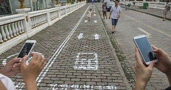 Lo and Behold, the World's First Lane for People Addicted to Their Phones