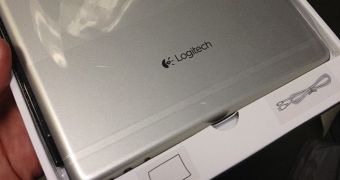 A photo depicting what appears to be the Logitech Ultrathin Keyboard unboxed