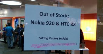 Nokia Lumia 920 and Windows Phone 8X by HTC sold out at Microsoft Stores