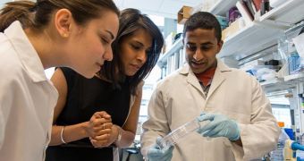 Dr. Sangeeta Bhatia and students in an MIT lab