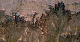 MRO Captures Amazing Image of Newton Crater