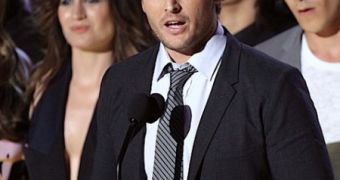 Peter Facinelli accepts award for Best Movie for “New Moon” at the 2010 MTV Movie Awards