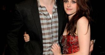 Robert Pattinson, Kristen Stewart pose backstage at the MTV Movie Awards 2011