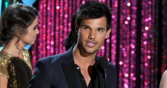 Taylor Lautner thanks fans for Movie of the Year award for “Breaking Dawn Part 1”