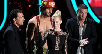 “Thank you MTV, for this,” Elizabeth Banks says of being surrounded by “Magic Mike” hunks