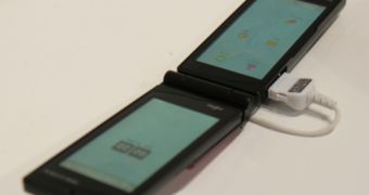 Fujitsu dual screen smartphone concept