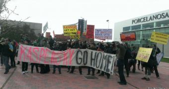 MWC 2013: “Hackers” Protest Against Kaspersky – Video