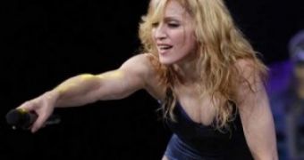 Madonna Threatens Fans to Cancel Concert – Video