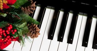 The festive piano make commuters laugh with ingenious pranks