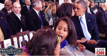 Malia Obama photobombs parents Michelle and Barack Obama’s kiss pic