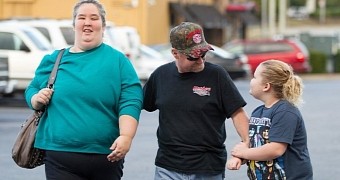 Mama June, Sugar Bear, and Honey Boo Boo dismiss scandal with staged photo-op