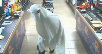 Man Breaks into Liquor Store in Ghost Costume – Video
