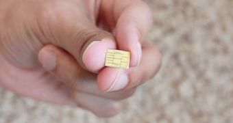 Man Cuts Micro SIM to Obtain an iPhone 5 Compatible Nano SIM